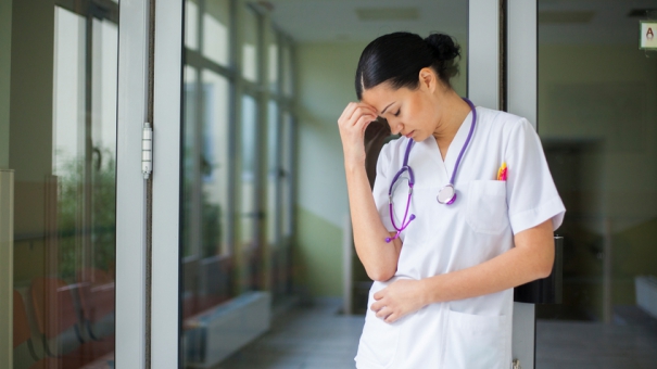 Женщины-врачи, медсестры и акушерки в 2–3 раза чаще остальных кончают жизнь самоубийством