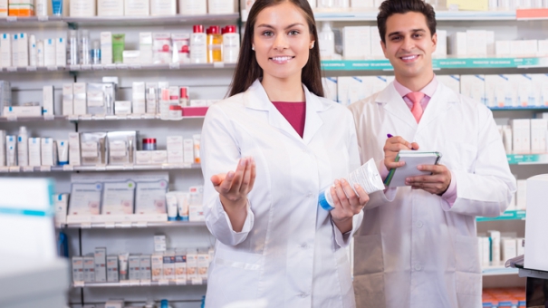 Минтруд официально разрешил заведующим аптеками работать за первым столом