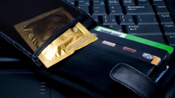 Правительство поручило снизить цены на презервативы