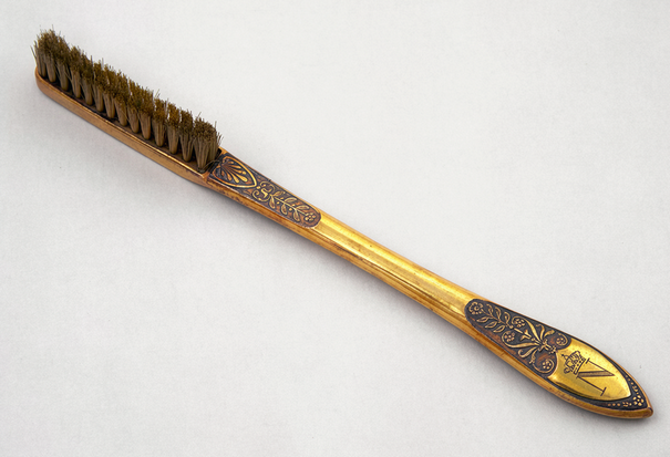 Napoleon’s_toothbrush,_c_1795.png
