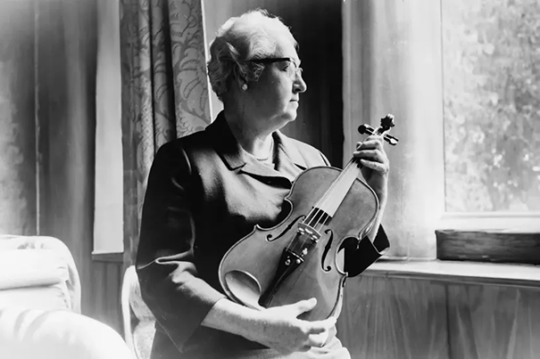 An-expert-on-the-violin-Dr-Apgar-examines-an-instrument-fashioned-from-an-old-telephone-shelf-LCCN2002712241-copy-66ed963f92df6_Public-Domain.png An-expert-on-the-violin-Dr-Apgar-examines-an-instrument-fashioned-from-an-old-telephone-shelf-LCCN2002712241-copy-66ed963f92df6_Public-Domain.png