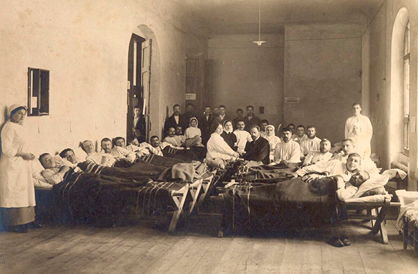 Верхняя-палата-в-лазарете-№2-для-раненых-больница-Пирогова,-Самара,-1915-год.png
