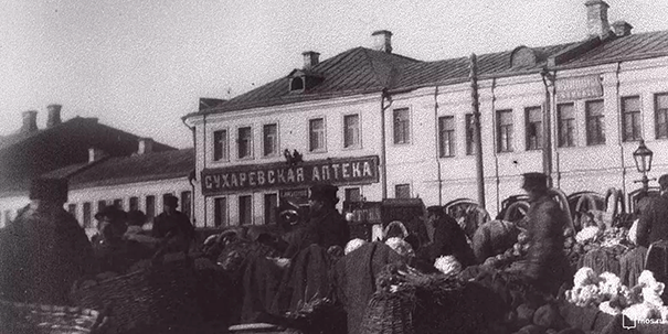 Аптека-на-Большой-Сухаревской-площади,-начало-XX-века.png