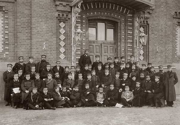 Императорский-Московский-университет-Медицинский-факультет-Выпуск-1902-г.-104633-Детская-Хлудовская-больница-(у-входа).jpg