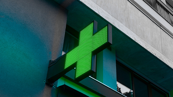 Мигранты не смогут работать в аптеках и в следующем году
