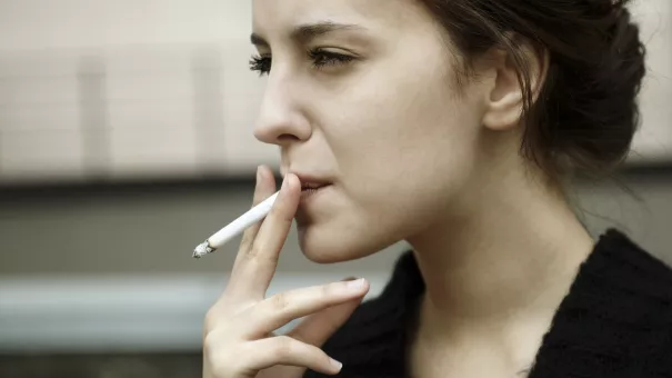 Курящие женщины рискуют получить субарахноидальное кровоизлияние в разы больше мужчин